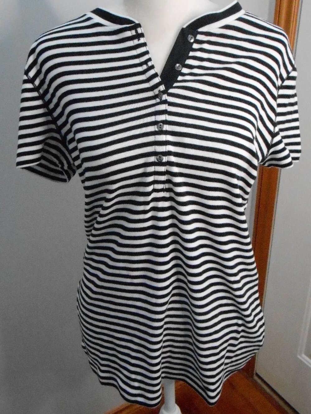 Chaps Women's Black & White Striped V Neck Short Sleeve Casual Top Size-Lg